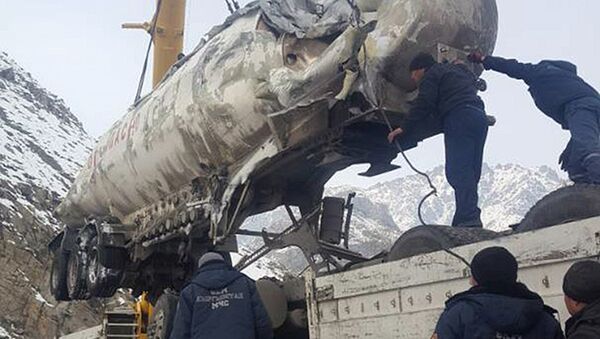 Бензовоз марки Freightliner упал в реку Чычкан - Sputnik Кыргызстан