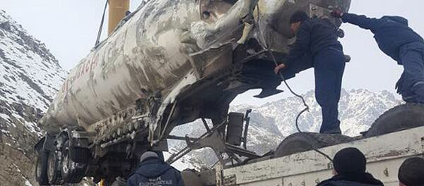 Бензовоз марки Freightliner упал в реку Чычкан - Sputnik Кыргызстан