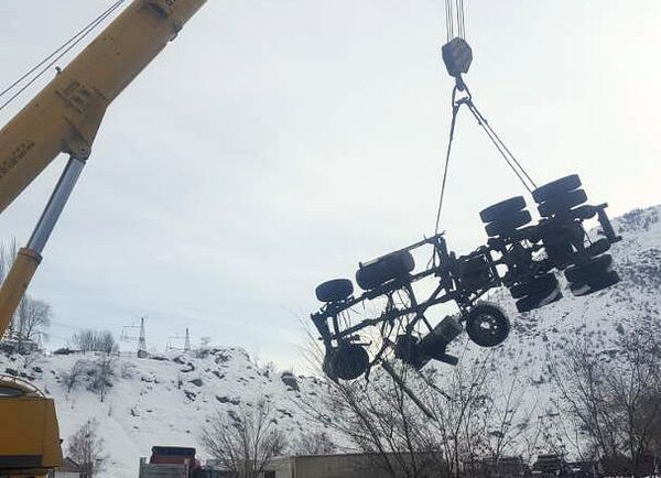 Спустя два дня, 22 января, власти Токтогульского района Джалал-Абадской области задействовали 100-тонный кран одного из местных предприятий, чтобы вытащить бензовоз. - Sputnik Кыргызстан