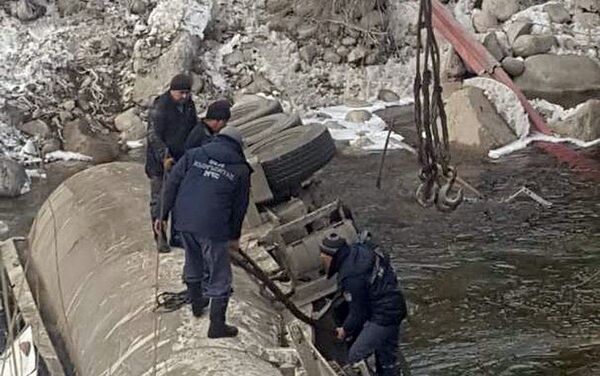 Бензовоз, упавший в реку Чычкан на трассе Бишкек — Ош, вытащили из воды - Sputnik Кыргызстан