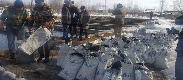 Последствия падения бензовоза в реку Чычкан - Sputnik Кыргызстан