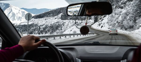 Автомобиль на горном участке дороги. Архивное фото Автомобиль на горном участке дороги. Архивное фото - Sputnik Кыргызстан