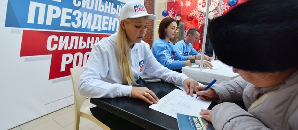 Сбор подписей в Симферополе в поддержку выдвижения В. Путина на президентских выборах - Sputnik Кыргызстан