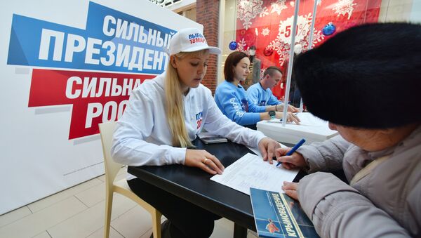 Сбор подписей в Симферополе в поддержку выдвижения В. Путина на президентских выборах - Sputnik Кыргызстан