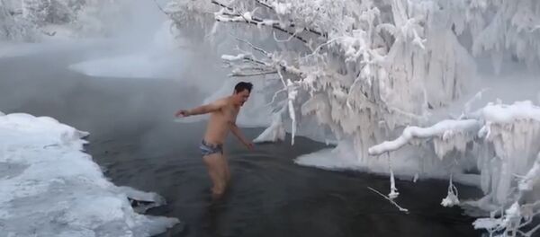 В Оймяконе туристы купались в 50-ти градусный мороз - Sputnik Кыргызстан