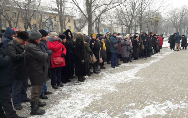 В Бишкеке возле здания Жогорку Кенеша (Белый дом) проходит митинг, участники которого требуют принять закон о трансформации земель. - Sputnik Кыргызстан