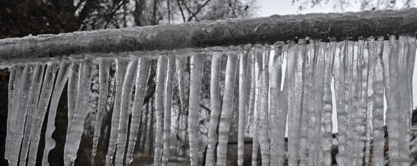 Тоңуп калган суу түтүгү. Архив Тоңуп калган суу түтүгү. Архив - Sputnik Кыргызстан