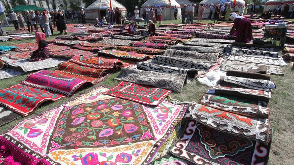 Выставка ковров на фестивале прикладного народного искусства в Нарыне. Архивное фото - Sputnik Кыргызстан