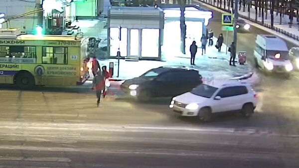 Девушку сбила машина, но она даже не обратила внимания, — видео - Sputnik Кыргызстан