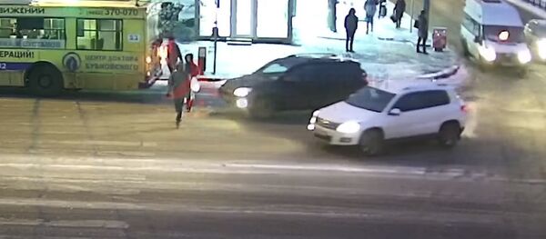 Девушку сбила машина, но она даже не обратила внимания, — видео - Sputnik Кыргызстан