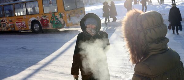 Суук аба ырайы учурунда көчөдө бараткан шаар тургундары. Архив - Sputnik Кыргызстан