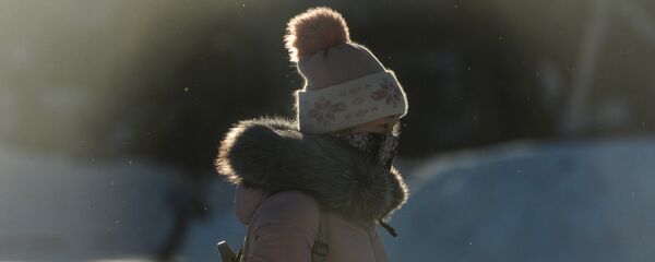 Көчөдө бараткан кыз. Архив - Sputnik Кыргызстан