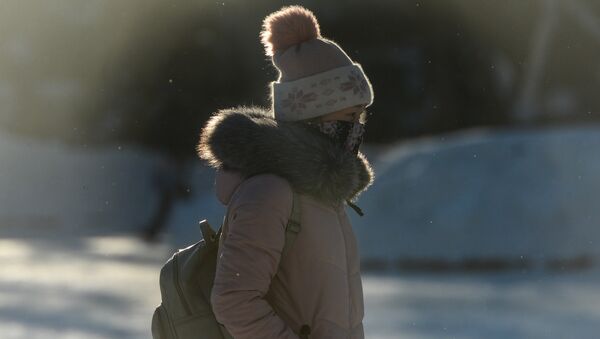 Девушка на улице в морозную погоду. Архивное фото - Sputnik Кыргызстан