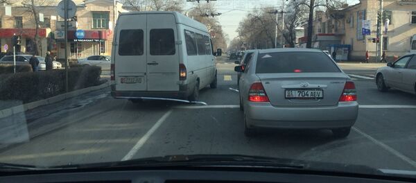 Маршрутка едет по встречной полосе на одной из улиц Бишкека. Архивное фото - Sputnik Кыргызстан