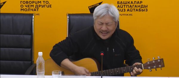 В день юбилея Высоцкого в МПЦ Sputnik Кыргызстан исполнили его песню - Sputnik Кыргызстан