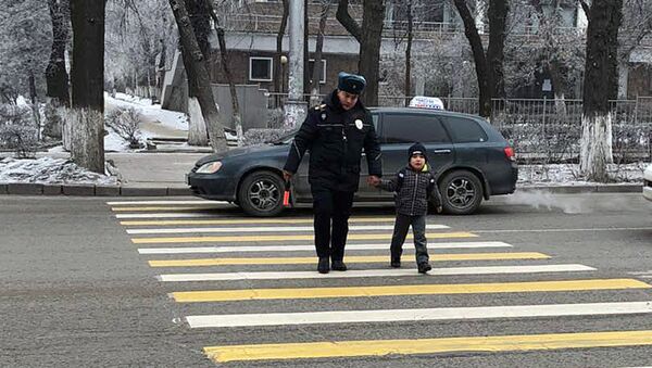 Сотрудники ГУОБДД МВД переводят школьников и стариков через дорогу в Бишкеке - Sputnik Кыргызстан