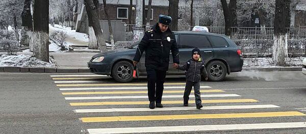 Сотрудники ГУОБДД МВД переводят школьников и стариков через дорогу в Бишкеке - Sputnik Кыргызстан