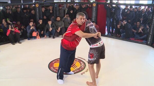 Хабибдин атасы Оштогу мушкерлерге UFC чемпиону болуунун сырларын үйрөттү. Видео - Sputnik Кыргызстан
