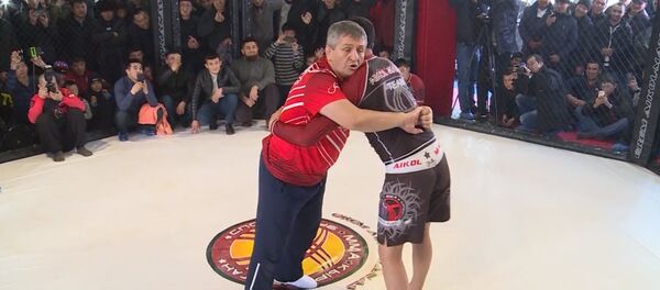 Хабибдин атасы Оштогу мушкерлерге UFC чемпиону болуунун сырларын үйрөттү. Видео - Sputnik Кыргызстан