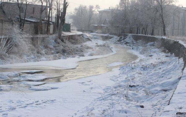 Реки Ала-Арча и Аламедин замерзают в 20-градусный мороз - Sputnik Кыргызстан