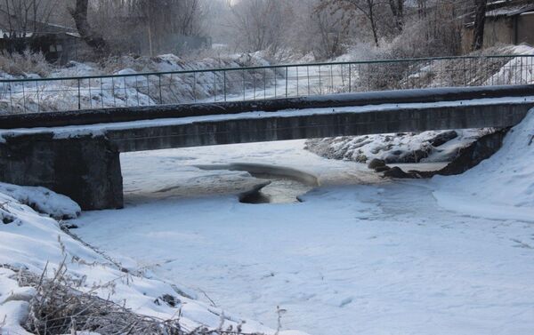 С наступлением сильных холодов появилась угроза накопления ледяного зажора и ледяной щуги на этих реках - Sputnik Кыргызстан