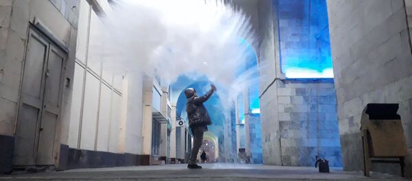 Что будет с кипятком на морозе — бишкекчане поддержали флешмоб - Sputnik Кыргызстан