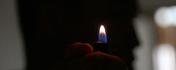 Мужчина держит зажигалку. Архивное фото Мужчина держит зажигалку. Архивное фото - Sputnik Кыргызстан