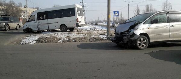 Столкновение легковой автомобиль и пассажирского микроавтобуса в Бишкеке - Sputnik Кыргызстан