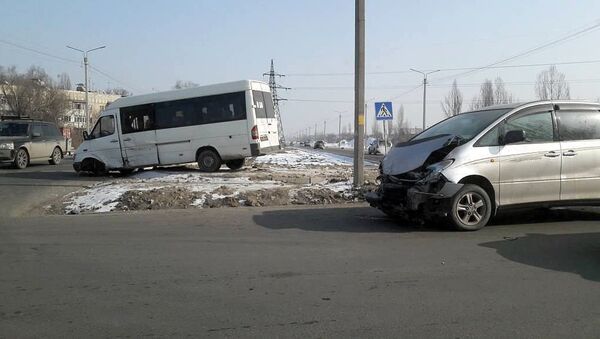 Столкновение легковой автомобиль и пассажирского микроавтобуса в Бишкеке - Sputnik Кыргызстан