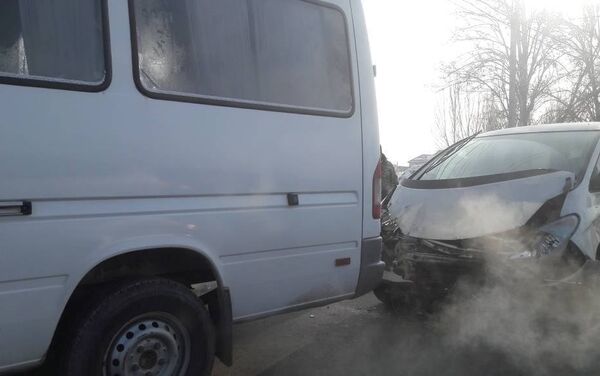 В Бишкеке столкнулись легковой автомобиль и пассажирский микроавтобус - Sputnik Кыргызстан