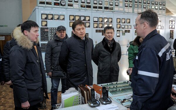 Премьер-министр Сапар Исаков экстренно посетил ТЭЦ Бишкека для личного ознакомления с ситуацией по вопросу теплоснабжения в столице, - Sputnik Кыргызстан