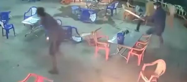 Байкеры напали на посетителей кафе — видео массовой драки во Вьетнама Байкеры напали на посетителей кафе — видео массовой драки во Вьетнама - Sputnik Кыргызстан