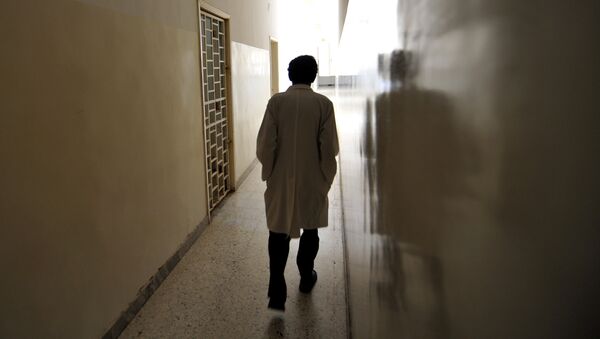 Врач идет по коридору больницы. Архивное фото - Sputnik Кыргызстан