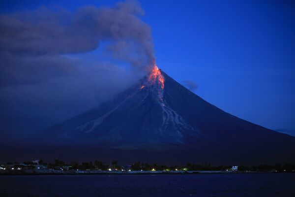 Извержение вулкана Майон на Филиппинах - Sputnik Кыргызстан