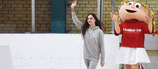 Проводы фигуристок Е. Медведевой и А. Загитовой на Олимпиаду в Пхенчхан - Sputnik Кыргызстан