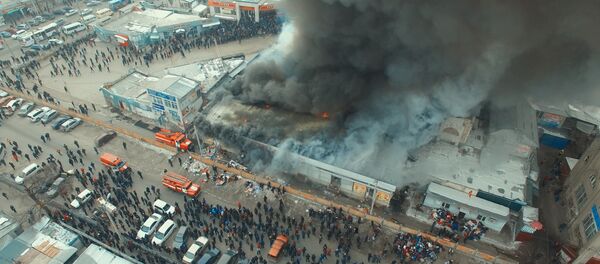 Коюу түтүн, жандалбастаган соодагерлер. Ош базарда чыккан өрттүн видеосу - Sputnik Кыргызстан