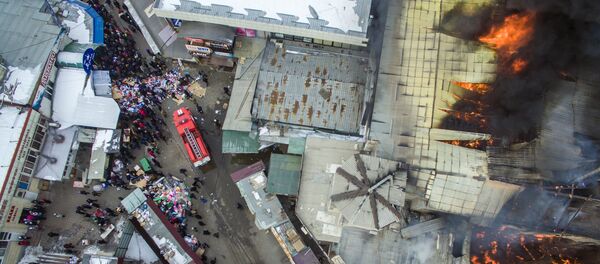 Крупный пожар на территории Ошского рынка в Бишкеке Крупный пожар на территории Ошского рынка в Бишкеке - Sputnik Кыргызстан