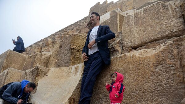Гиннестин рекорддор китебине кирген эки адам Египеттин туризм боюнча кеңешинин чакыруусу менен пирамидалардын жанында кезикти - Sputnik Кыргызстан
