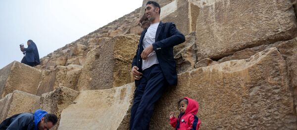 Гиннестин рекорддор китебине кирген эки адам Египеттин туризм боюнча кеңешинин чакыруусу менен пирамидалардын жанында кезикти - Sputnik Кыргызстан