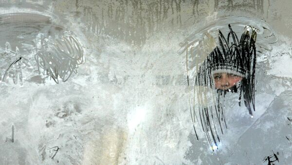 Мальчик смотрит из окна. Архивное фото - Sputnik Кыргызстан