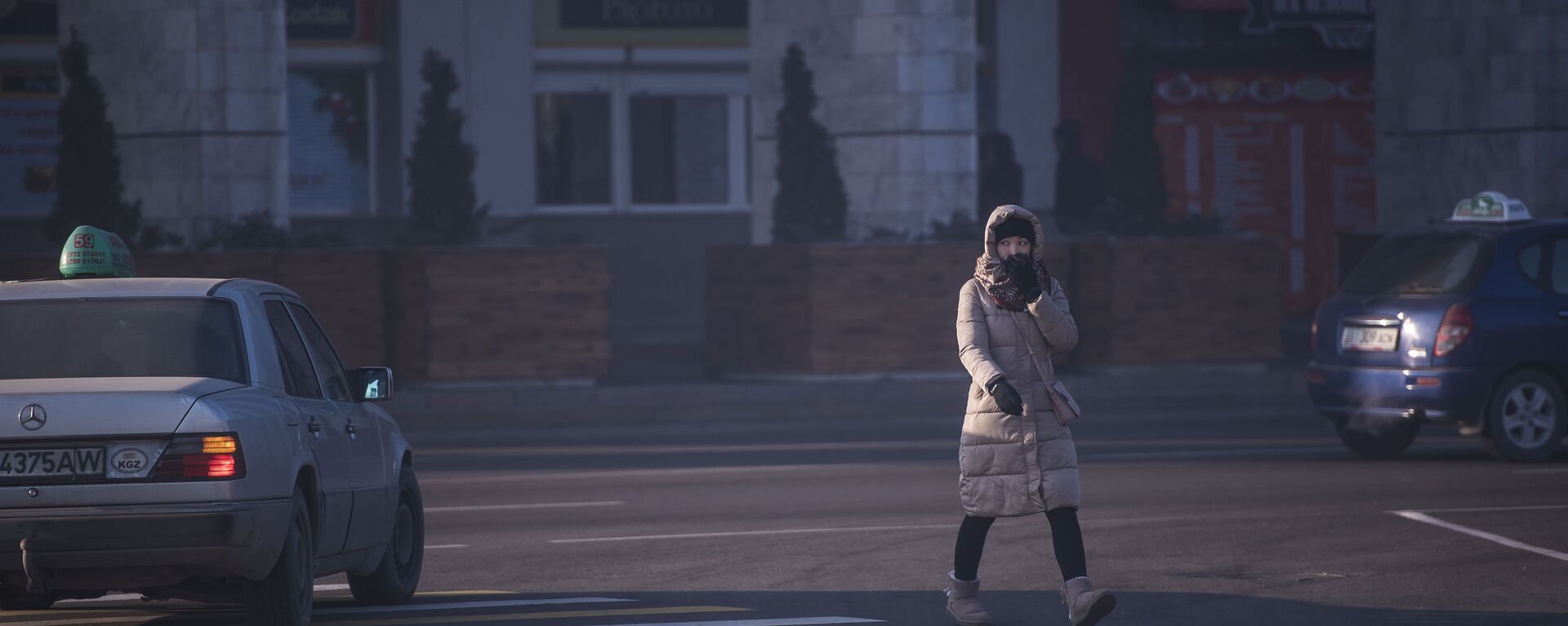 Девушка переходит дорогу на одной из улиц Бишкека. Архивное фото - Sputnik Кыргызстан, 1920, 16.12.2020