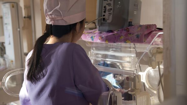 Медсестра ухаживает за новорожденным ребенком. Архивное фото - Sputnik Кыргызстан