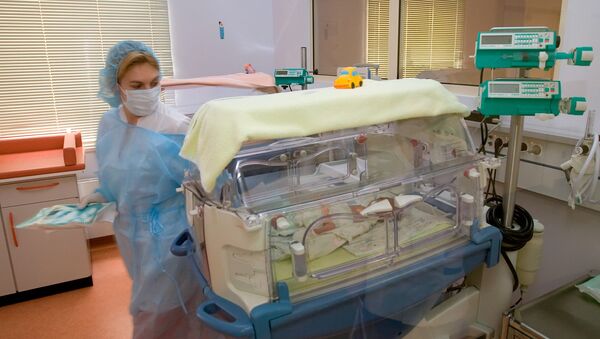 В отделении выхаживания недоношенных новорожденных - Sputnik Кыргызстан