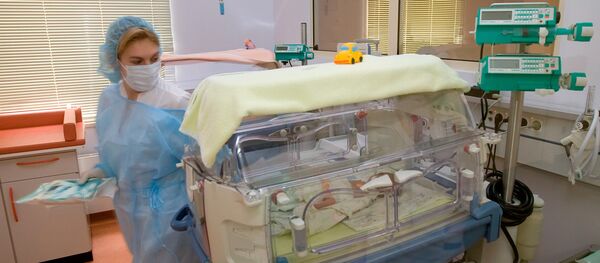 В отделении выхаживания недоношенных новорожденных - Sputnik Кыргызстан