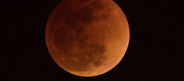 Затмение Суперлуны в разных уголках планеты — Пекин - Sputnik Кыргызстан