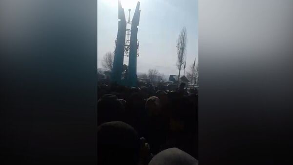 Казармандын эли жаңы салынып жаткан заводго каршы митингге чыкты. Видео - Sputnik Кыргызстан