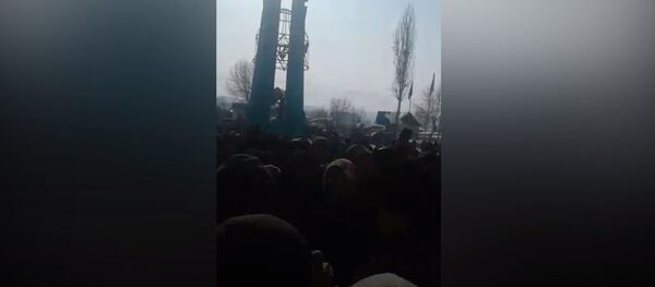 Казармандын эли жаңы салынып жаткан заводго каршы митингге чыкты. Видео - Sputnik Кыргызстан