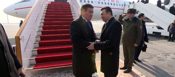 Душанбе Сооронбай Жээнбековду кантип тосуп алды. Видео - Sputnik Кыргызстан