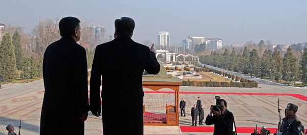 Пезидент Кыргызстана Соронбай Жээнбеков на встрече с главой Таджикистана Эмомали Рахмоном в ходе официального визита в Душанбе - Sputnik Кыргызстан