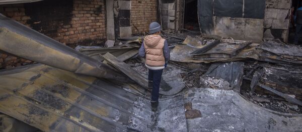 Мальчик идет по заброшенному складу. Архивное фото - Sputnik Кыргызстан